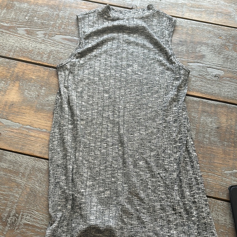 Size lg gray tank top! Super super soft!!